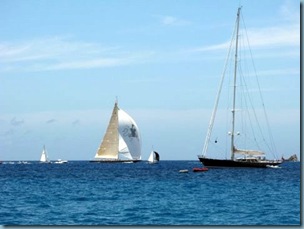 20110327 17'48 07 Regata, el barco del spi negro tiene unos 40 pies