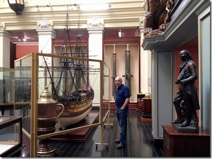 08 El capi en el Museo Naval