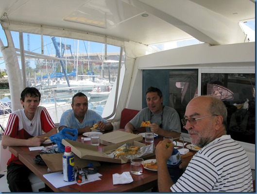01 comiendo pizza con los chicos Furuno